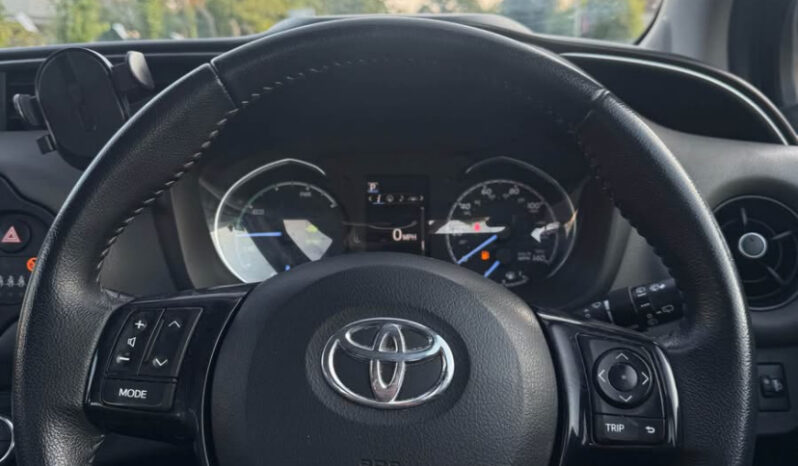 
2018 Toyota Yaris Icon Tech Hybrid full									